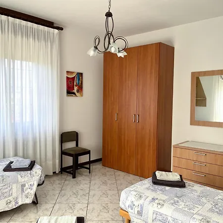 House With Large Garden, 2 Bedrooms, 2 Bathrooms, *