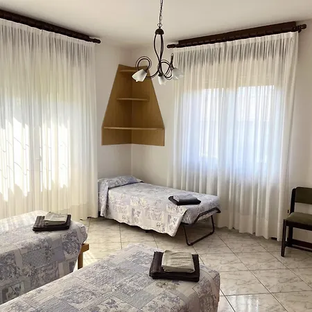 House With Large Garden, 2 Bedrooms, 2 Bathrooms,