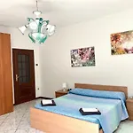 House With Large Garden, 2 Bedrooms, 2 Bathrooms, Апартаменты