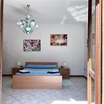 House With Large Garden, 2 Bedrooms, 2 Bathrooms, Апартаменты