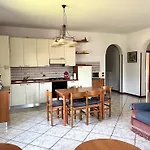 House With Large Garden, 2 Bedrooms, 2 Bathrooms, Апартаменты