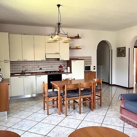 House With Large Garden, 2 Bedrooms, 2 Bathrooms, Appartement