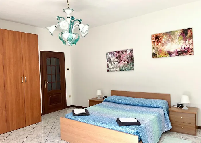 House With Large Garden, 2 Bedrooms, 2 Bathrooms, Apartment