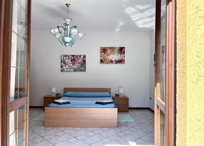 House With Large Garden, 2 Bedrooms, 2 Bathrooms, Апартаменты