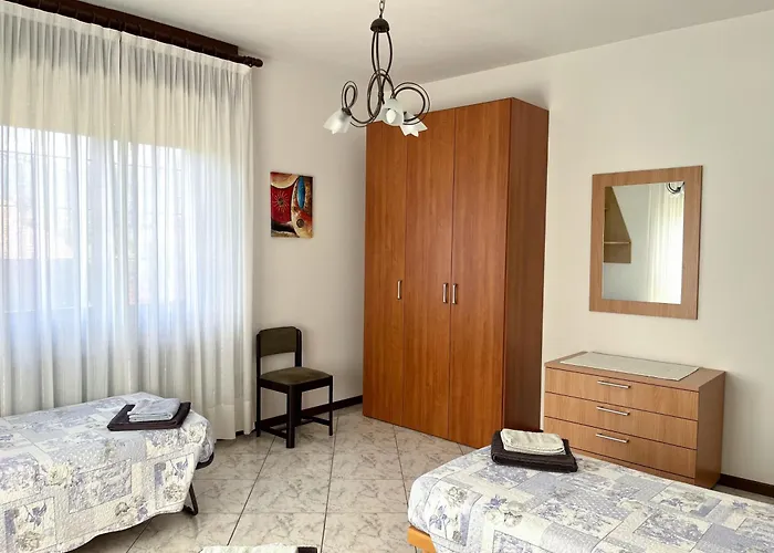 House With Large Garden, 2 Bedrooms, 2 Bathrooms, *