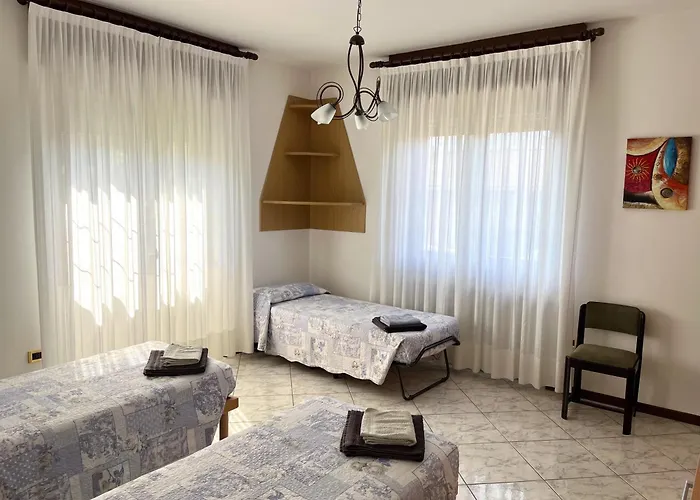 House With Large Garden, 2 Bedrooms, 2 Bathrooms,