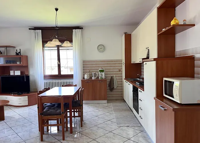 House With Large Garden, 2 Bedrooms, 2 Bathrooms,